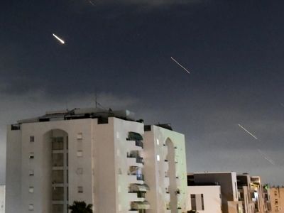 شب سیاه تل‌آویو؛ تصاویر موشک‌های سپاه در آسمان اسرائیل به روایت رسانه‌های مهم جهان+ عکس