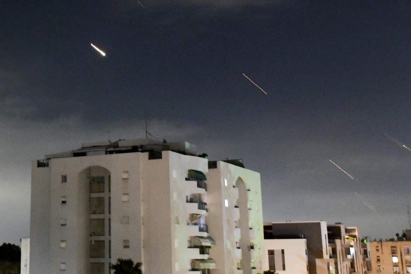 شب سیاه تل‌آویو؛ تصاویر موشک‌های سپاه در آسمان اسرائیل به روایت رسانه‌های مهم جهان + عکس