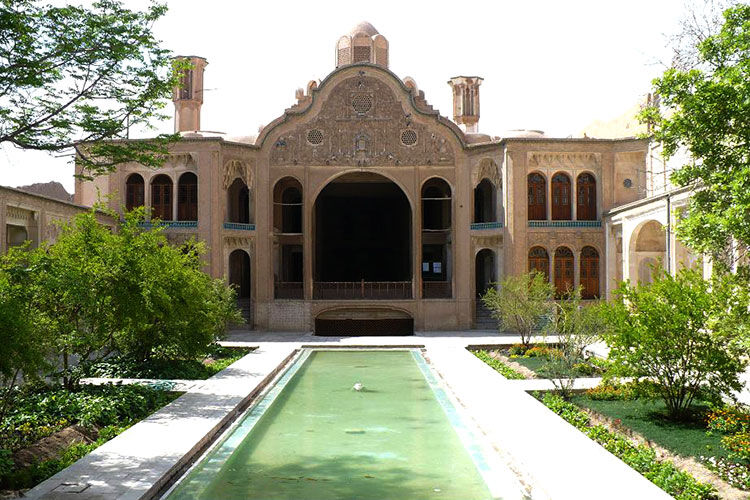 سرایدار خانه بروجردی ها خود را حلق آویز کرد