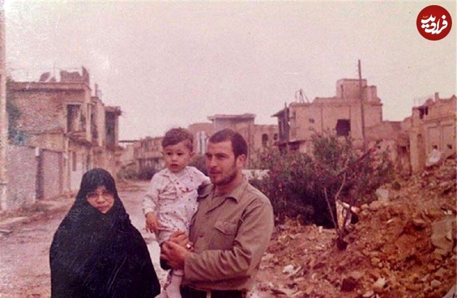 عکس دهه شصتی از قالیباف در کنار همسر و فرزندش 2