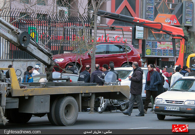 گزارش تصویری برخورد پلیس با نمایشگاه‌داران متخلف / خودروهای پارک‌شده در پیاده‌روها با جرثقیل منتقل شدند