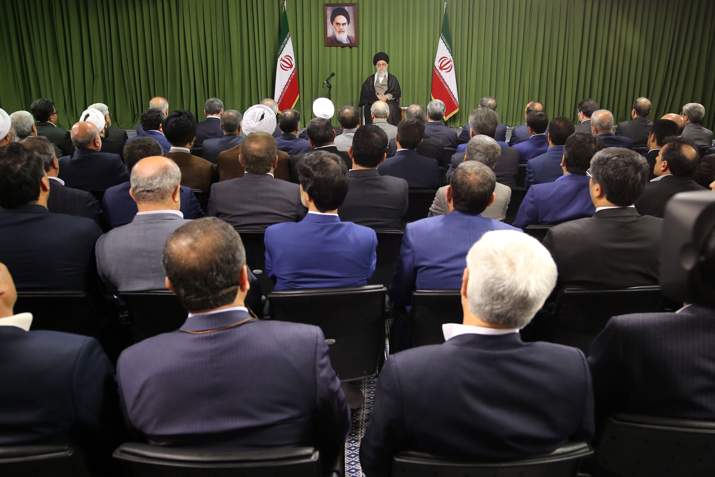 قاچاق خنجری به پشت نظام است/ برنامه ششم بدون هیچ اغماضی بررسی شود