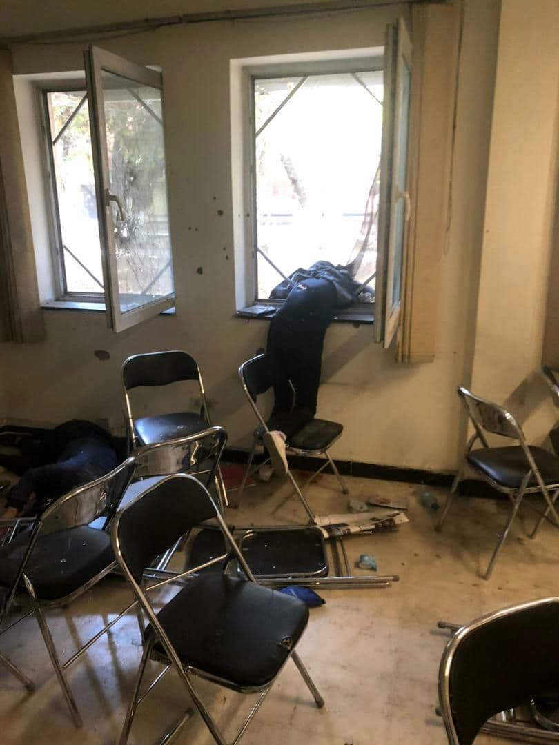 کابل ؛ تصویر غم انگیز کشته شدن دو دانشجوی دختر در کلاس
