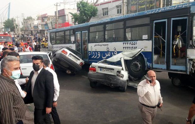 تصادف اتوبوس با ۵ خودرو در کرج/ چند نفر مصدوم شدند؟

