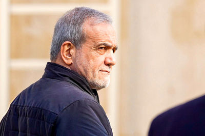 فاتحه خوانی مسعود پزشکیان بر سر مزار فرماندهان شهید در جنگ تحمیلی اسرائیل+ تصاویر