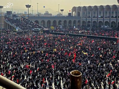 نخستین تصاویر از حضور فرزندان رهبر شهید انقلاب در مصلی تهران+ فیلم 