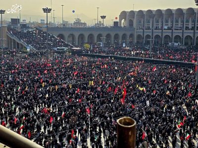 نخستین تصاویر از حضور فرزندان رهبر شهید انقلاب در مصلی تهران+ فیلم 