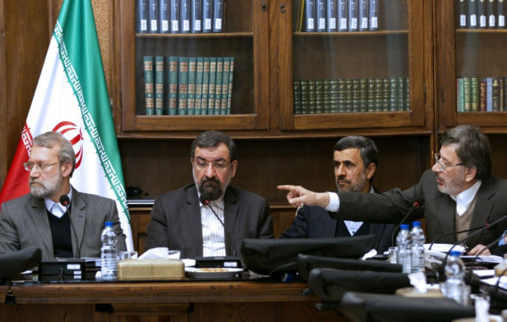 قوه قضاییه تکلیف احمدی نژاد را روشن کند/ علی لاریجانی بر کرسی ریاست مجمع تشخیص تکیه می زند؟