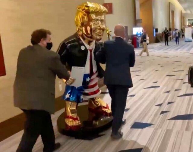 عکسی از مجسمه طلای ترامپ در کنفراس سالانه محافظه‌کاران آمریکا

