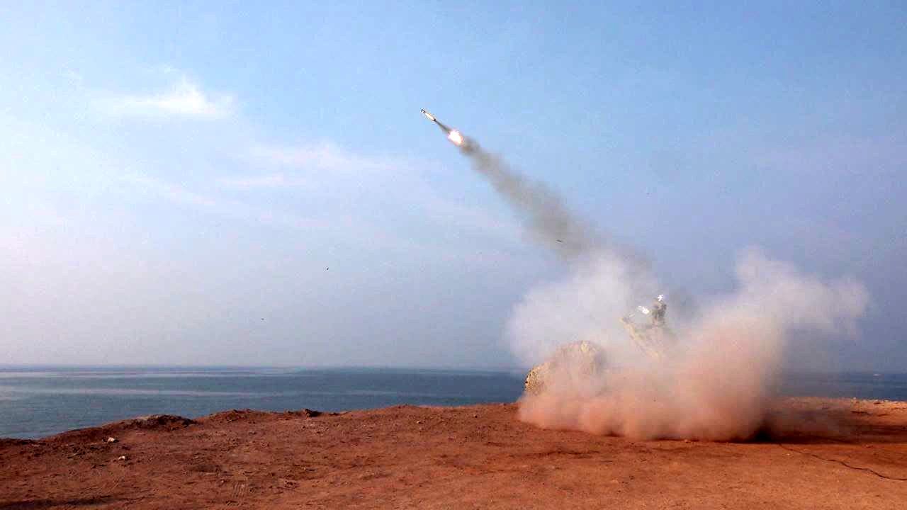 تصاویری از آتش آفند و پدافند نیروی دریایی سپاه در آب‌های خلیج فارس/ رصد ناو آمریکایی توسط نیروی دریایی سپاه/ مانور در چه مناطقی اجرا شد؟