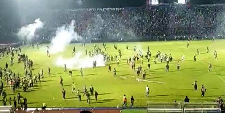 فاجعه در استادیوم فوتبال اندونزی/ببینید
