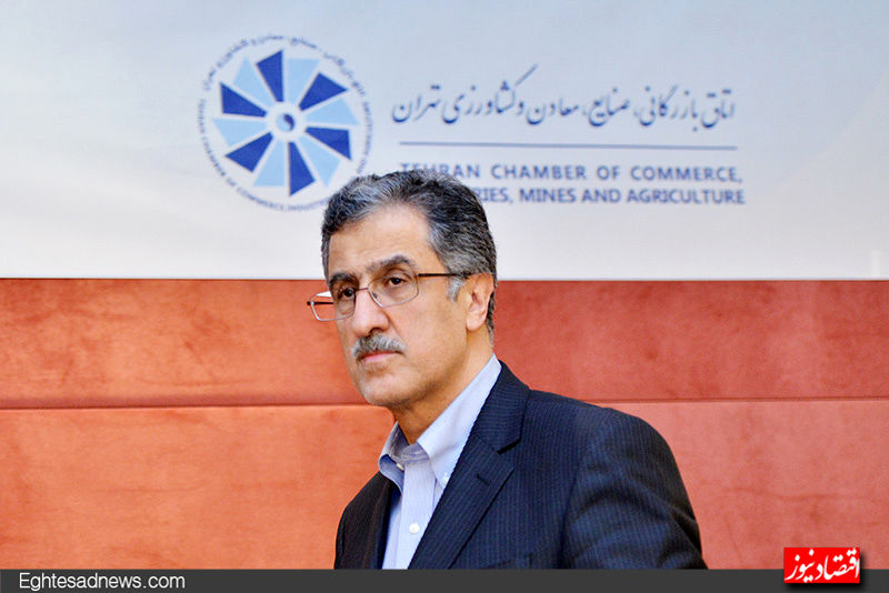 قیمت ارز در بازار تعیین شود/ تعیین قیمت دستوری برای ارز نگران‌کننده است