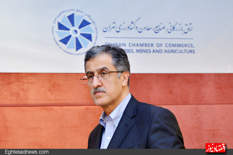قیمت ارز در بازار تعیین شود/ تعیین قیمت دستوری برای ارز نگران‌کننده است