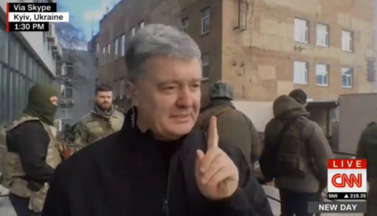 رییس جمهور سابق اوکراین با کلاشینکف وارد میدان شد + فیلم