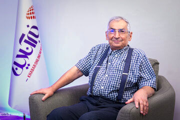 زیباکلام: نارضایتی مردم محصول عملکرد تندروهاست/ اگر دلار زیر 100 تومان هم برسد باز عده ای ناراضی هستند/ تندروها بیشتر از ۱۶ میلیون نفر نیستد اما قدرتشان متمرکز است