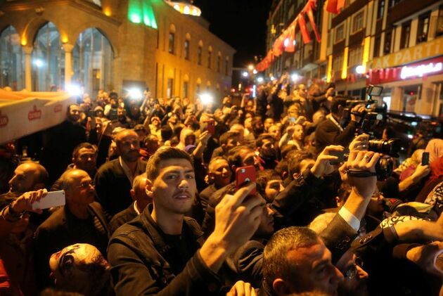 تصاویری از جشن و پایکوبی هواداران اردوغان در خیابان‌های ترکیه