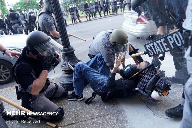 ضرب و شتم معترضان مردمی با باتوم توسط پلیس آمریکا در لس‌آنجلس