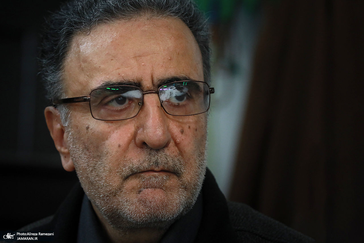 عکسی تلخ از اندوه مصطفی تاجزاده بر بالین پیکر برادرش