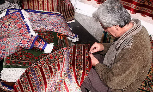 چین و هند فرش تولیدی خود را با نام فرش ایرانی در بازار می‌فروشند! / بازارهای آنلاین صنایع دستی برای مردم جذاب نیستند
