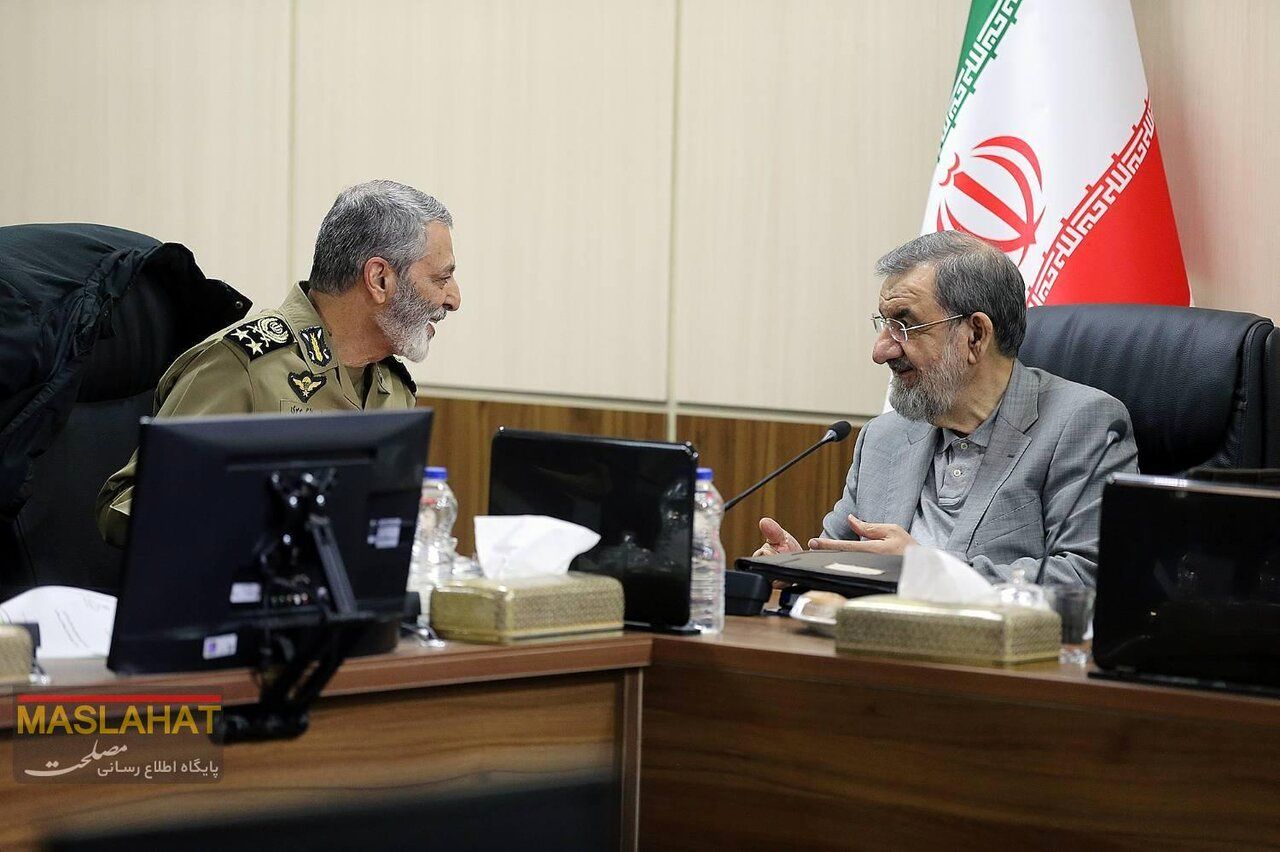 اولین عکس از احمدی نژاد بعد از ادعاها درباره دیدار با ابستین/ سعید جلیلی به مجمع نیامد؟/ خوش و بش رئیس ستاد کل نیروهای مسلح با محسن رضایی