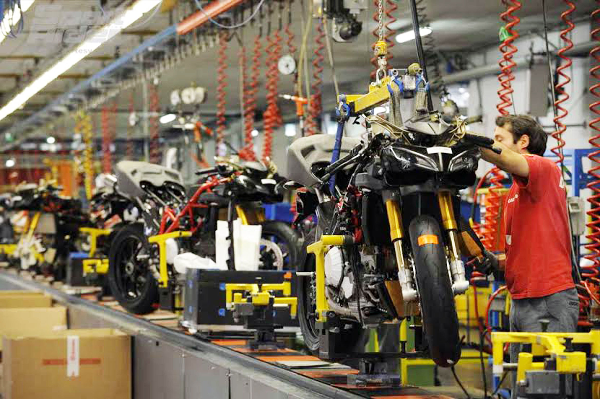 چرا موتورسیکلت سازان از بحران ورشکستگی نجات پیدا نمی‌کنند؟