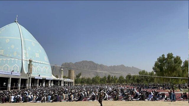 سخنرانی رهبر طالبان در نماز عید فطر بدون اینکه رو به جمعیت برگردد !