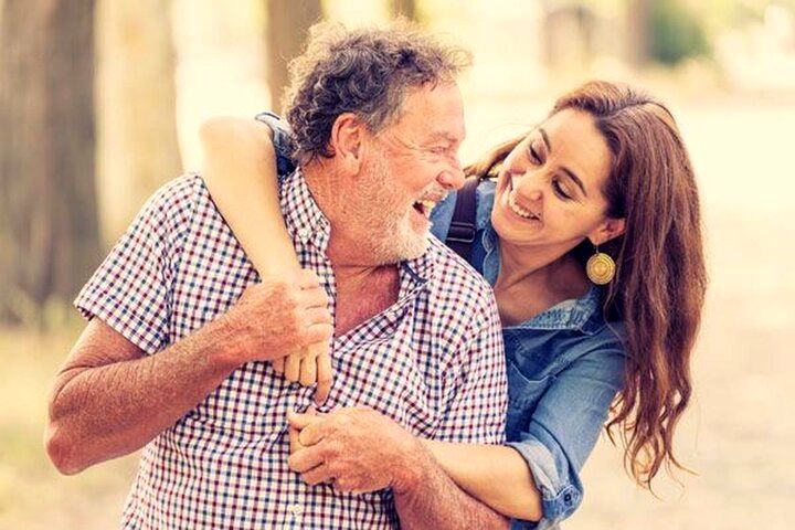 روابط شوگر ددی و شوگر مامی چرا در ایران رایج شده؟ / استراتژی جدید جوانان برای بقا