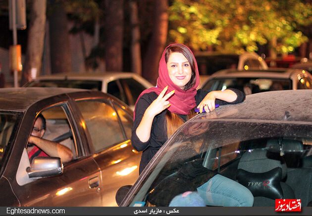 شادی مردم تهران پس از پایان مذاکرات هسته‌ای ( گزارش تصویری)