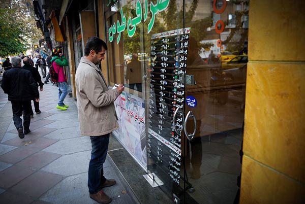 بازی‌های پنهان‌ بازار ارز به دست کیست؟/ چه کسی نرخ دلار را تعیین می‌کند؟