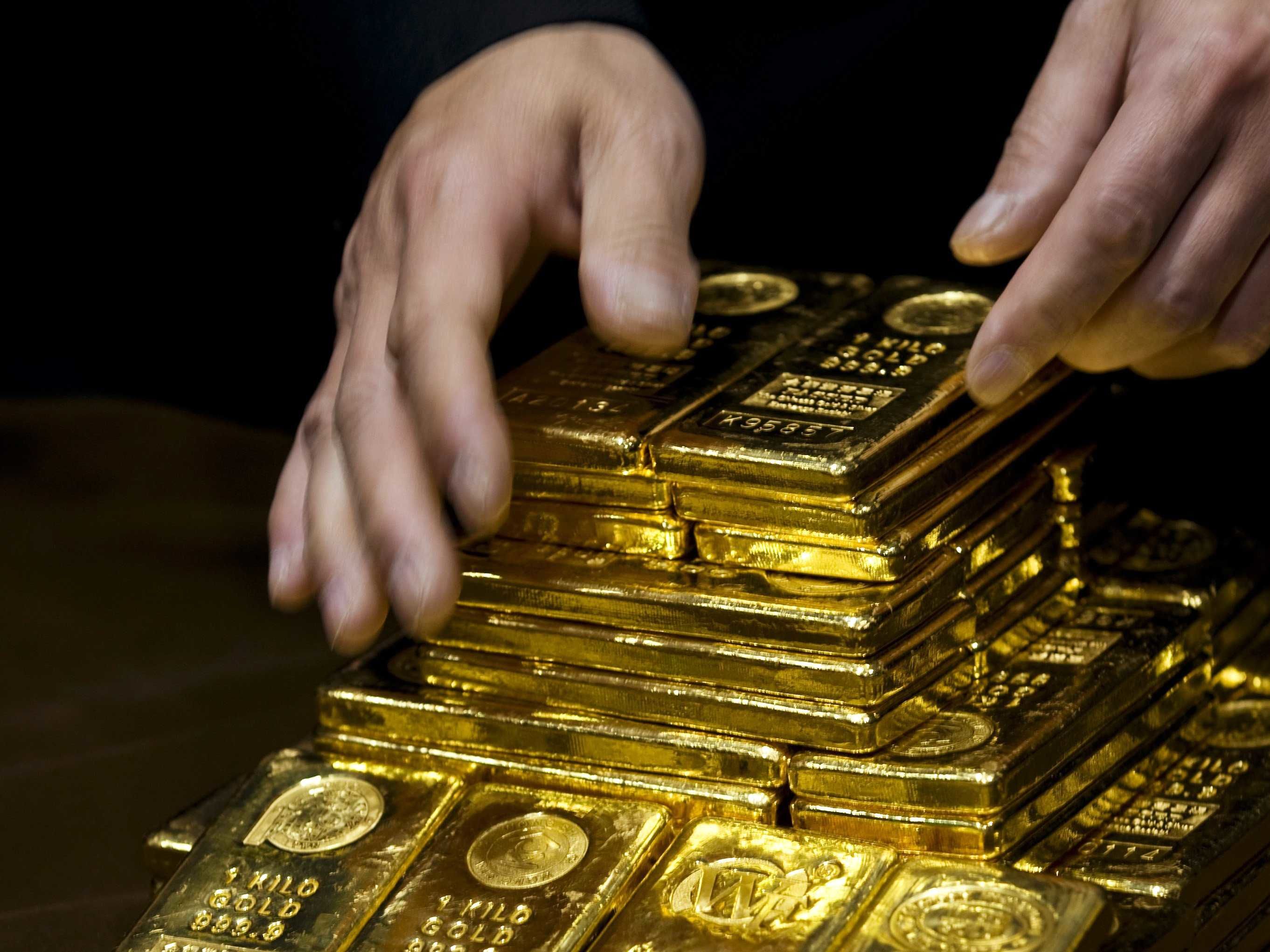 رشد محدود طلا در پی انتشار آمار ضعیف از اقتصاد آمریکا/ هر اونس 1351 دلار