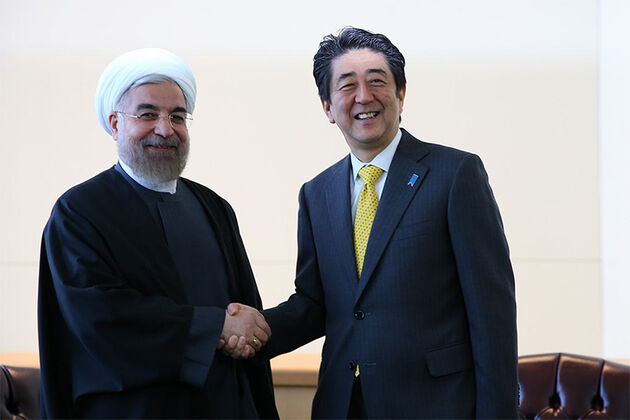 روحانی با چه کسانی دست داد؟ / این گزارش در حال تکمیل شدن است