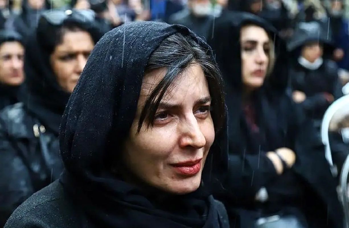 چند فریم از چهره غمگین لیلا حاتمی در مراسم خاکسپاری زری خوشکام + عکس
