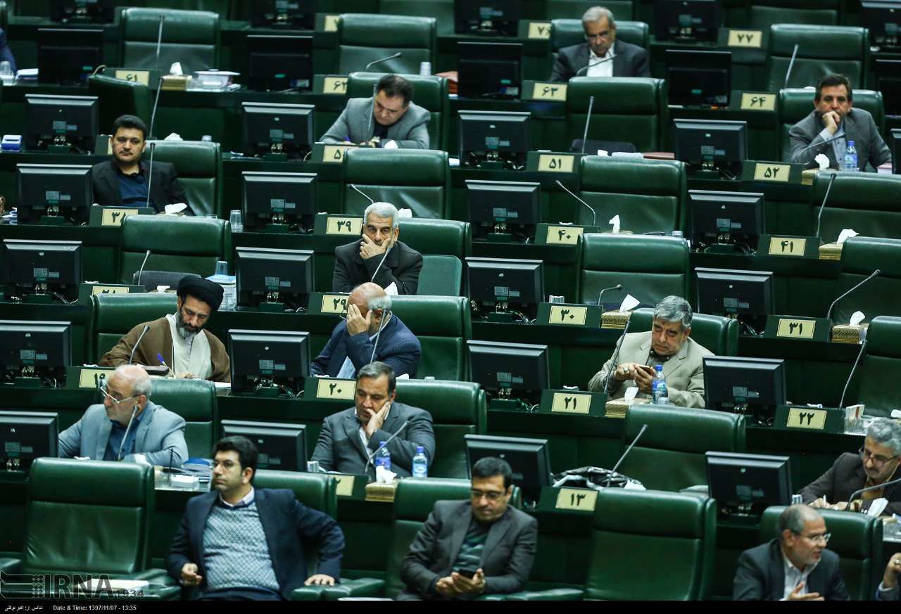 درخواست ۴۲ نماینده اصلاح‌طلب از لاریجانی برای برگزاری فوری جلسات/جای خالی امضای عارف 