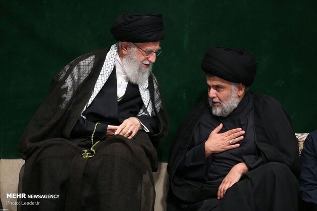 عزاداری شب عاشورا در حسینیه امام خمینی با حضور رهبری، قاسم سلیمانی، مقتدی صدر، احمدی‌نژاد