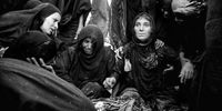 تصویری دردناک از عزاداری بر مزار یک شهید جنگ ایران و عراق