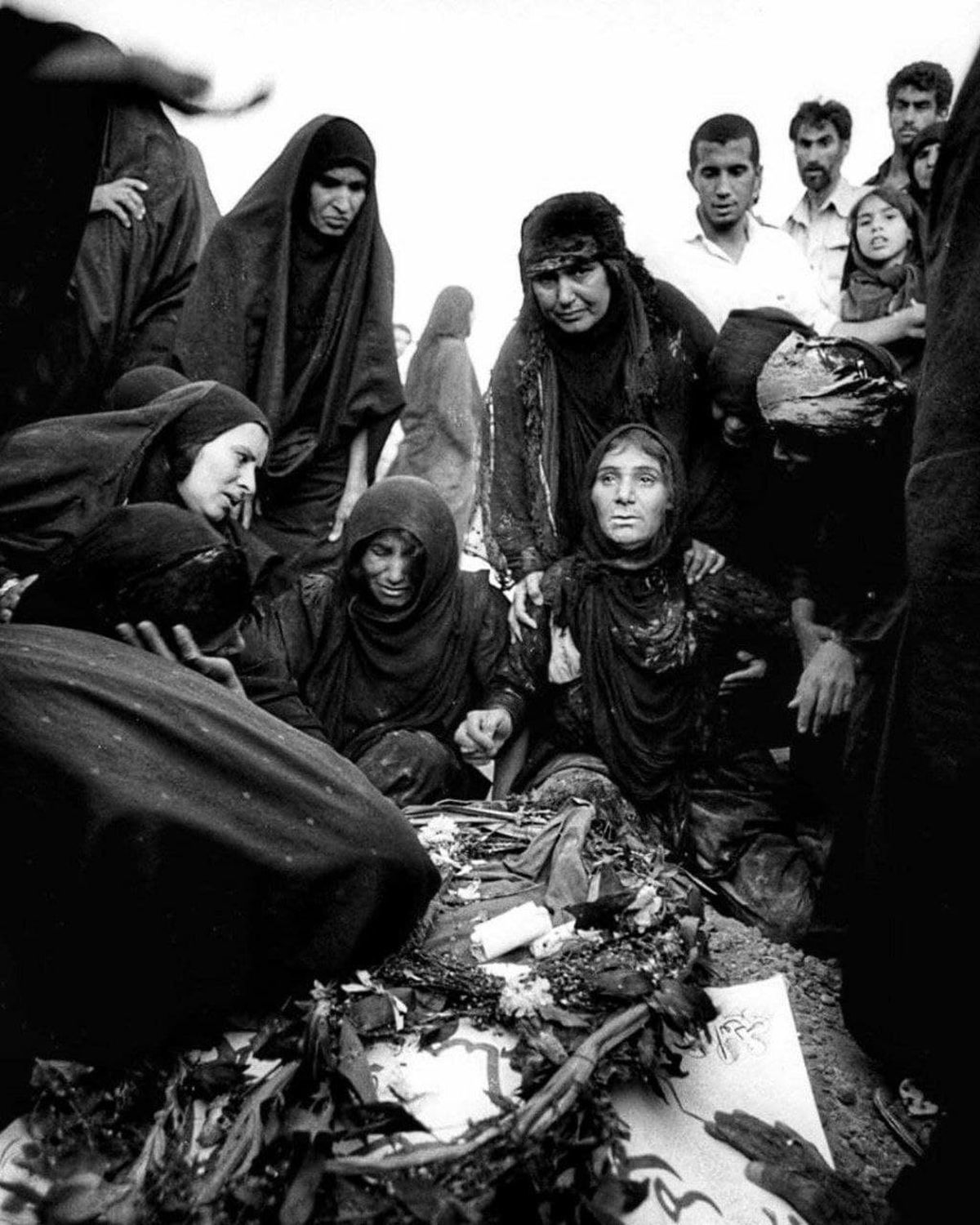 تصویری دردناک از عزاداری بر مزار یک شهید جنگ ایران و عراق