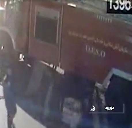 لحظه تصرف و تخریب ماشین آتش نشانی توسط اغتشاشگران در دورود + فیلم