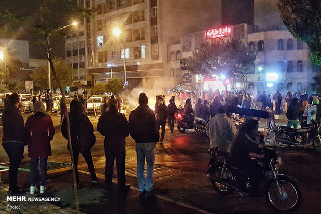 تصاویر حوادث بنزینی اخیر؛ از اعتراض تا آشوب و آسیب به اموال عمومی
