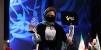 عکسی از سیمرغ بلورین در دستان گلاره عباسی