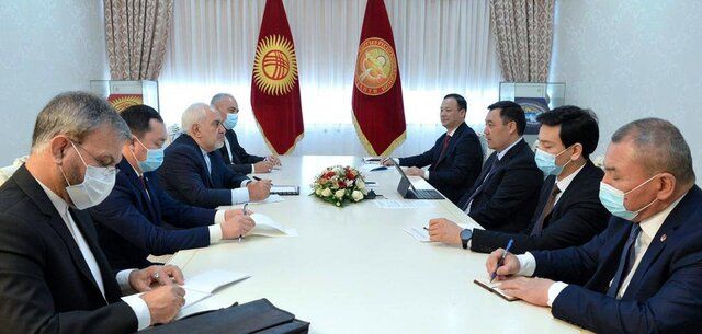 تاکید ظریف بر لزوم گسترش همکاری‌های دوجانبه با قرقیزستان در دیدار با چاپاروف 