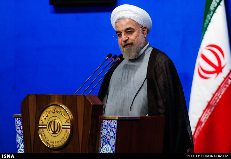 روحانی در سالن اجلاس سران برای مردم سخنرانی می‌کند