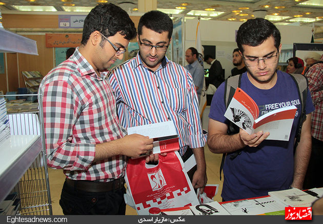 گزارش تصویری از غرفه انتشارات دنیای‌ اقتصاد در نمایشگاه کتاب تهران