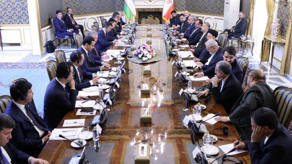  رئیسی: ایران مانعی برای گسترش روابط با کشورهای همسایه نمی‌بیند
