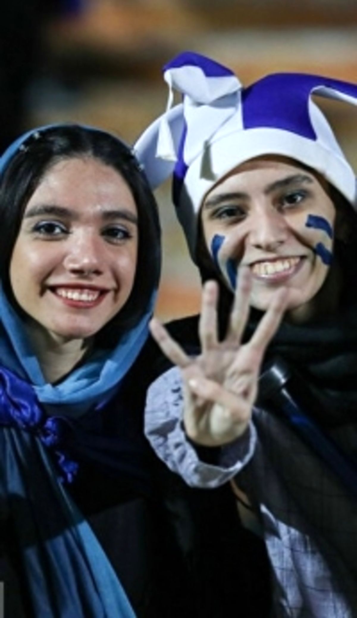 منتقدان حضور زنان در ورزشگاه سکوت کردند/ اگر روحانی و خاتمی رئیس جمهور بودند، کفن پوشان مشهد فریاد وااسلاما سر می دادند