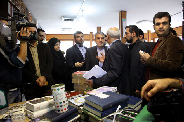 بازدید وزیر فرهنگ و ارشاد اسلامی از کتاب فروشی‌های خیابان انقلاب