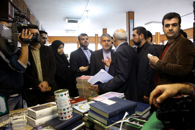بازدید وزیر فرهنگ و ارشاد اسلامی از کتاب فروشی‌های خیابان انقلاب