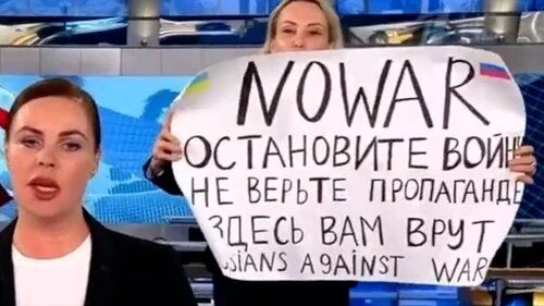 اقدام بی سابقه یک زن معترض روسی در برنامه زنده تلویزیون/ پروپاگاندا را باور نکنید؛آنها به ما دروغ می‌گویند+ عکس