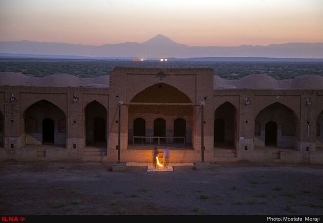 نمای شبانه کاروانسرای دیر گچین، بزرگترین کاروانسرای خشتی گچی ایران در استان قم