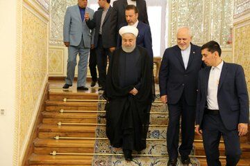 این عکس متفاوت از همایش محاکمه ظریف و روحانی را ببینید