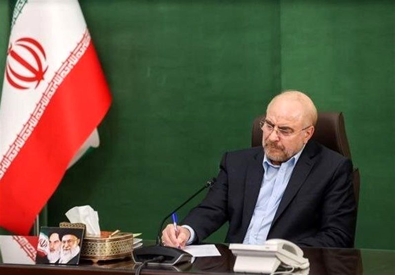 قالیباف به دانش‌آموزان دختر گل هدیه داد+ عکس